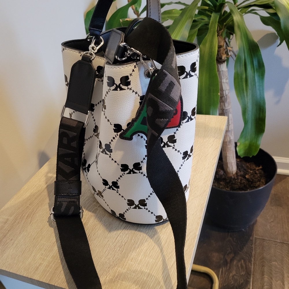 Bucket style handbag
